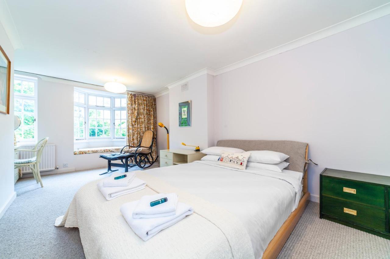 Kynance Mews Rustic And Unique Three Bedroom Mews House With A Private Courtyard Londres